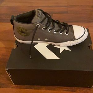 Like New Converse shoes size 6 Junior
